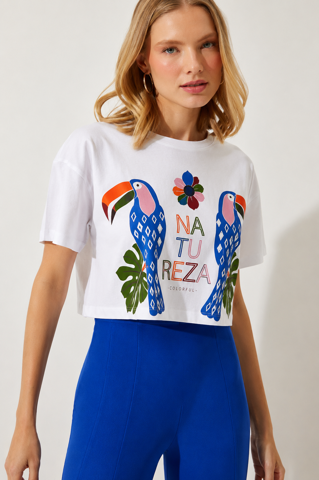 Womenโs White Tropical Parrot Graphic Cotton T-Shirt, Short Sleeve Casual Summer Top