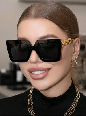 نظارة Chain Chic الأنيقة - إطار مربع بعدسات متدرجة وأذرع صفراء جريئة