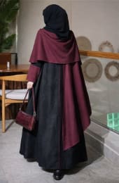 Elegant Modest Cape Abaya Dress – Black & Burgundy Contrast – Loose Fit – Winter Style