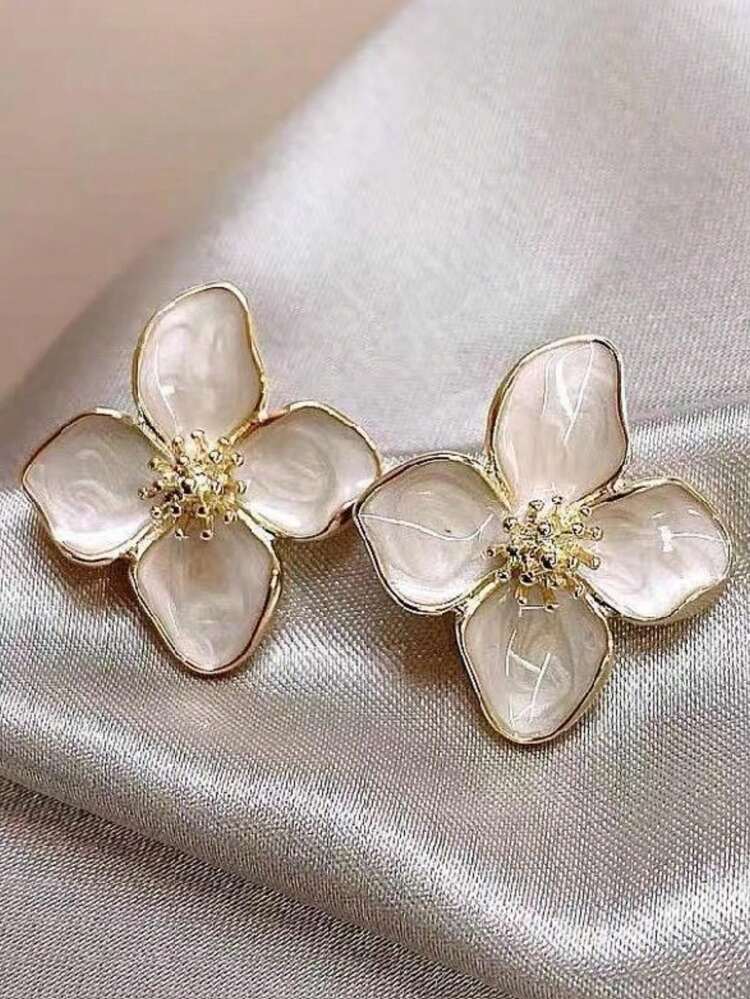 Women Floral Pearl Stud Earrings – Elegant Flower Design Gold Tone