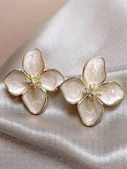 Women Floral Pearl Stud Earrings – Elegant Flower Design Gold Tone