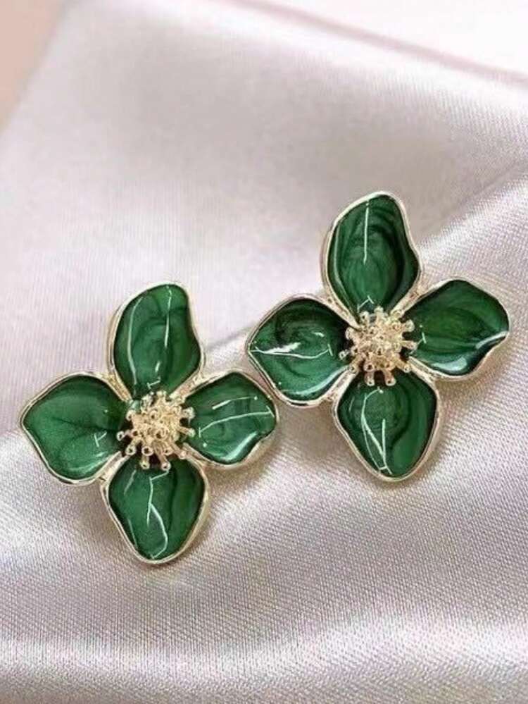Women Floral Pearl Stud Earrings – Elegant Flower Design Gold Tone