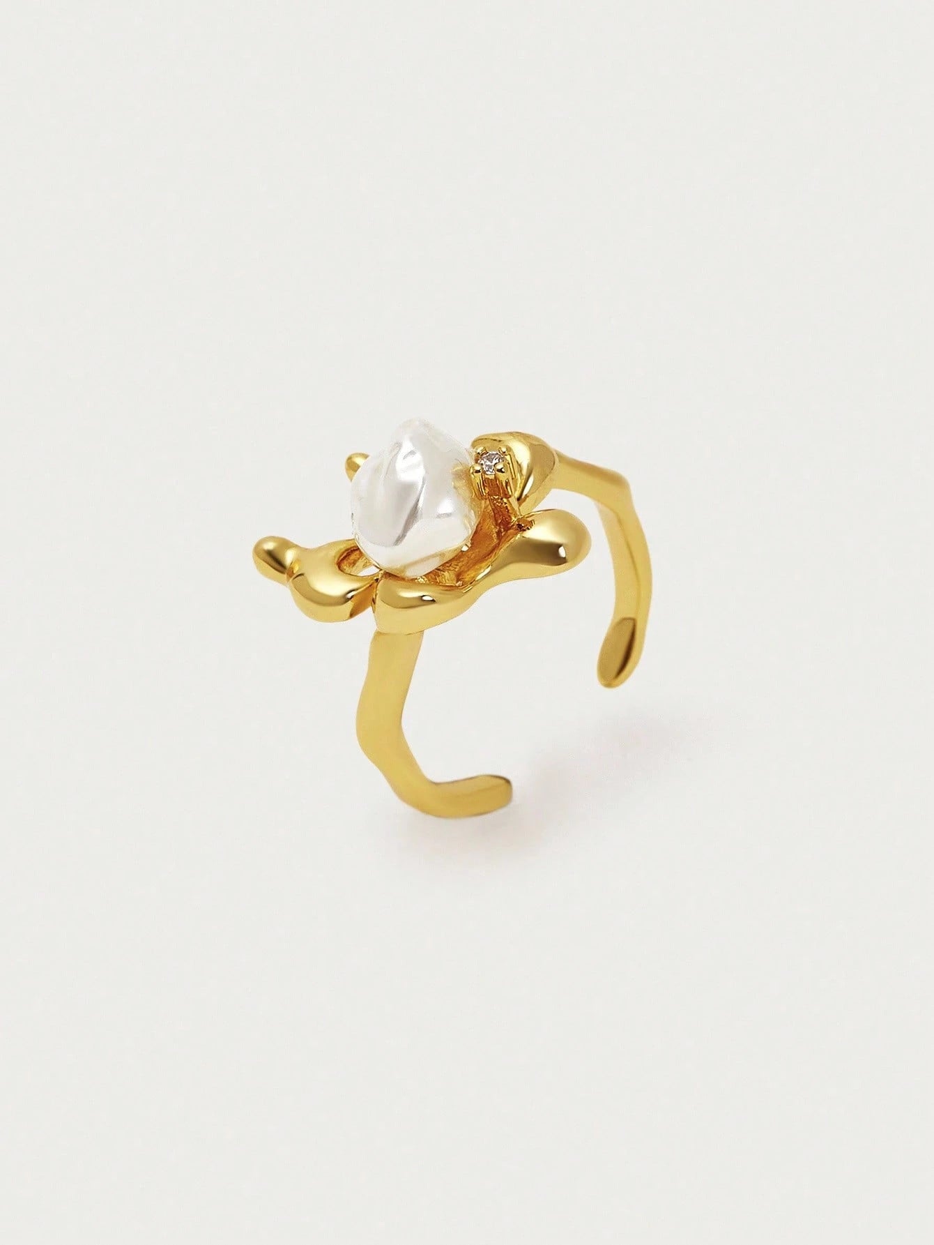 Vintage Pearl Face Ring – Gold Artistic Statement Ring with Sculpted Pearl Design