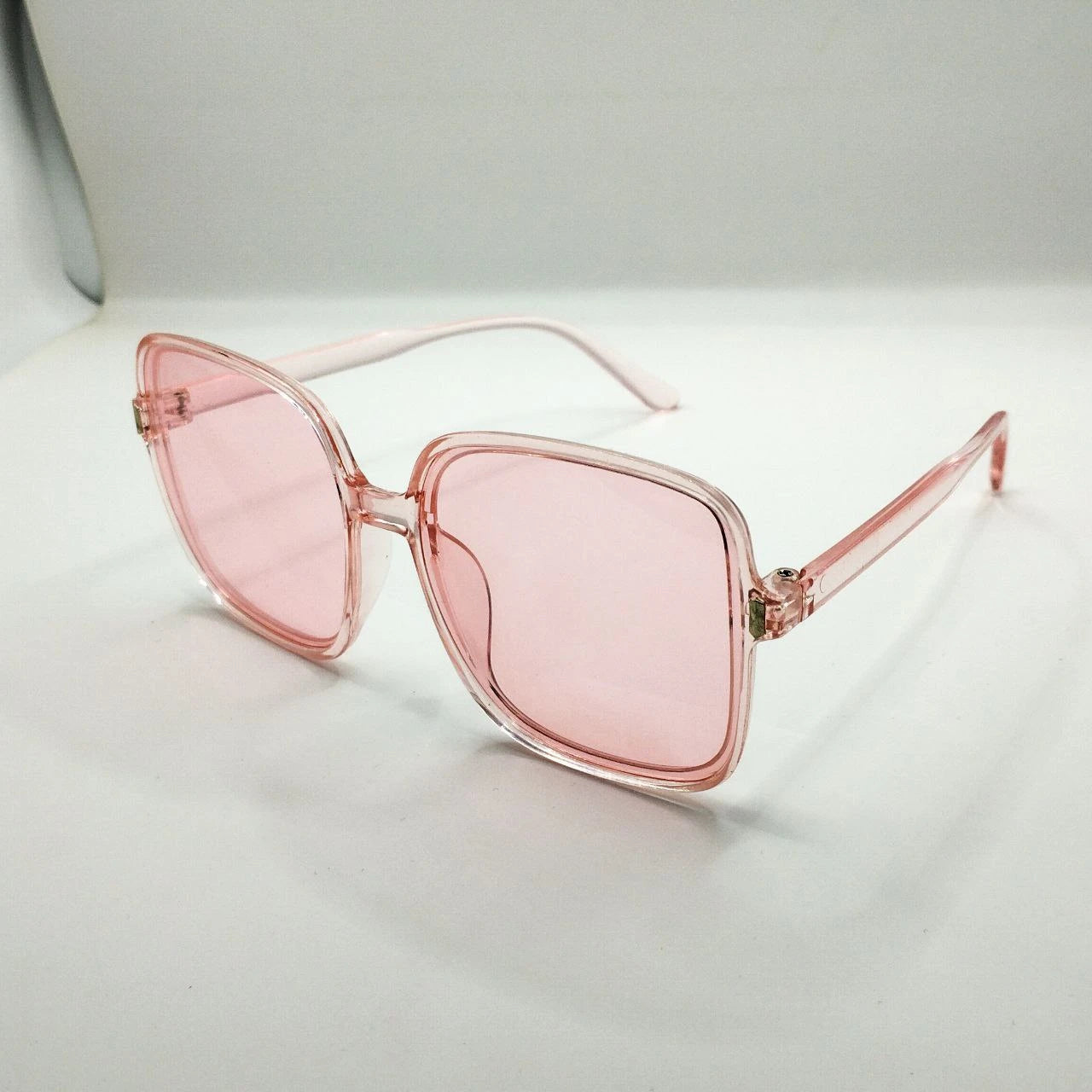 Trendy Sunglasses in Multiple Colors â€“ A Unique Look Suitable for All Occasions