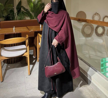 Elegant Modest Cape Abaya Dress – Black & Burgundy Contrast – Loose Fit – Winter Style