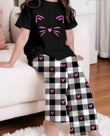 SHEIN Girls’ Black Cat Print Pajama Set – Short Sleeve Top & Checkered Heart Pants, SHEIN Fast Delivery in 5 Days