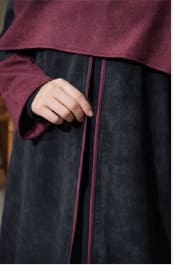 Elegant Modest Cape Abaya Dress – Black & Burgundy Contrast – Loose Fit – Winter Style