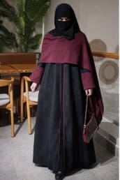 Elegant Modest Cape Abaya Dress – Black & Burgundy Contrast – Loose Fit – Winter Style
