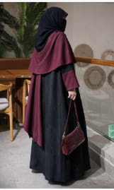 Elegant Modest Cape Abaya Dress – Black & Burgundy Contrast – Loose Fit – Winter Style
