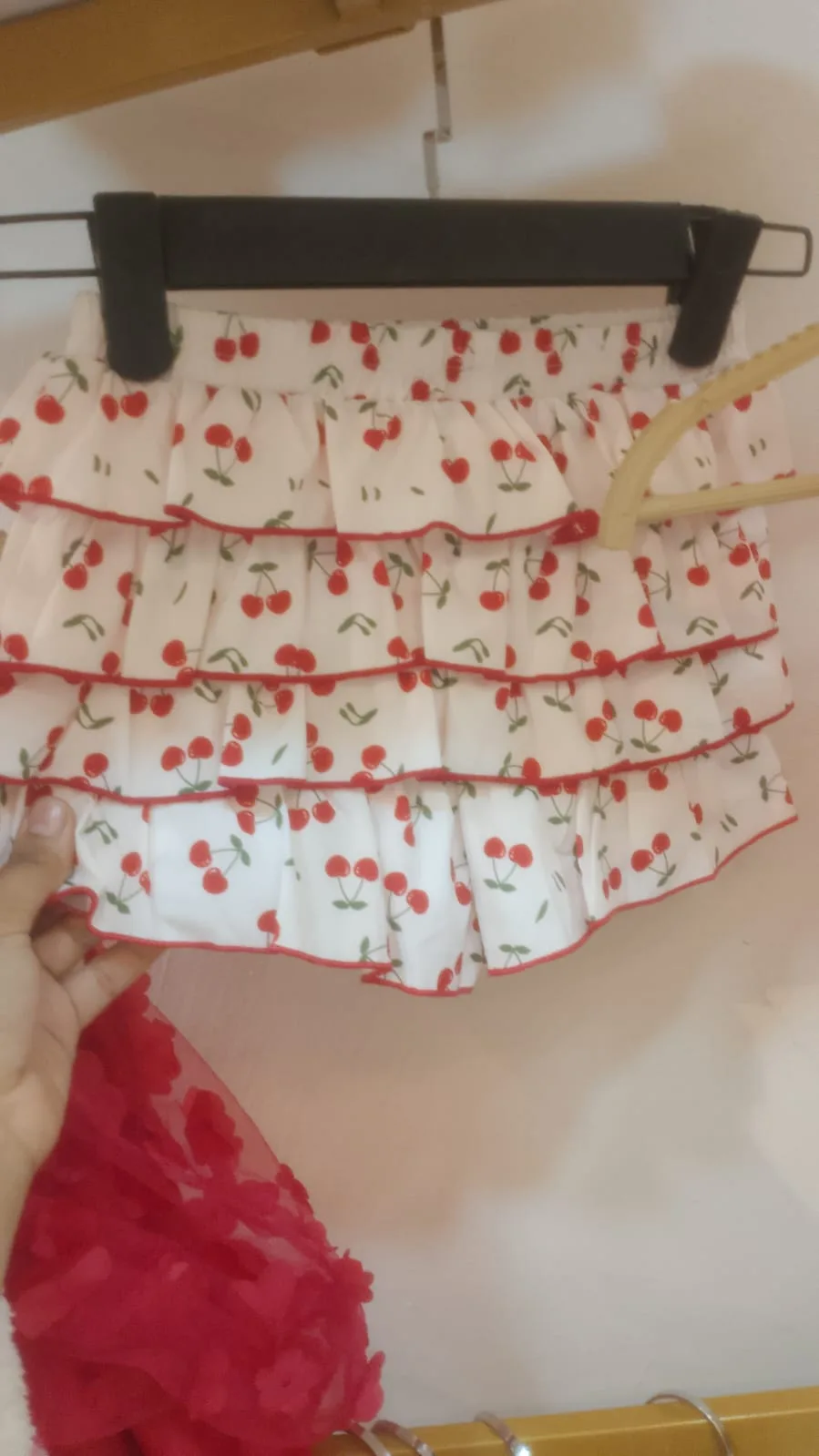 تنورة مزخرفة بالكرز