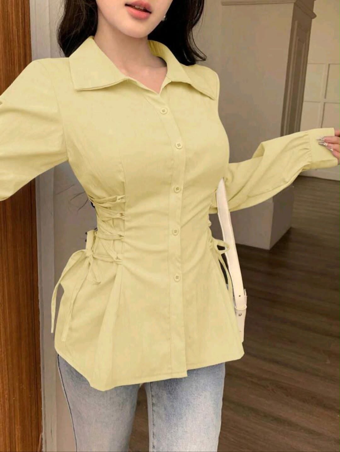 بلوزة صفراء بأكمام طويلة