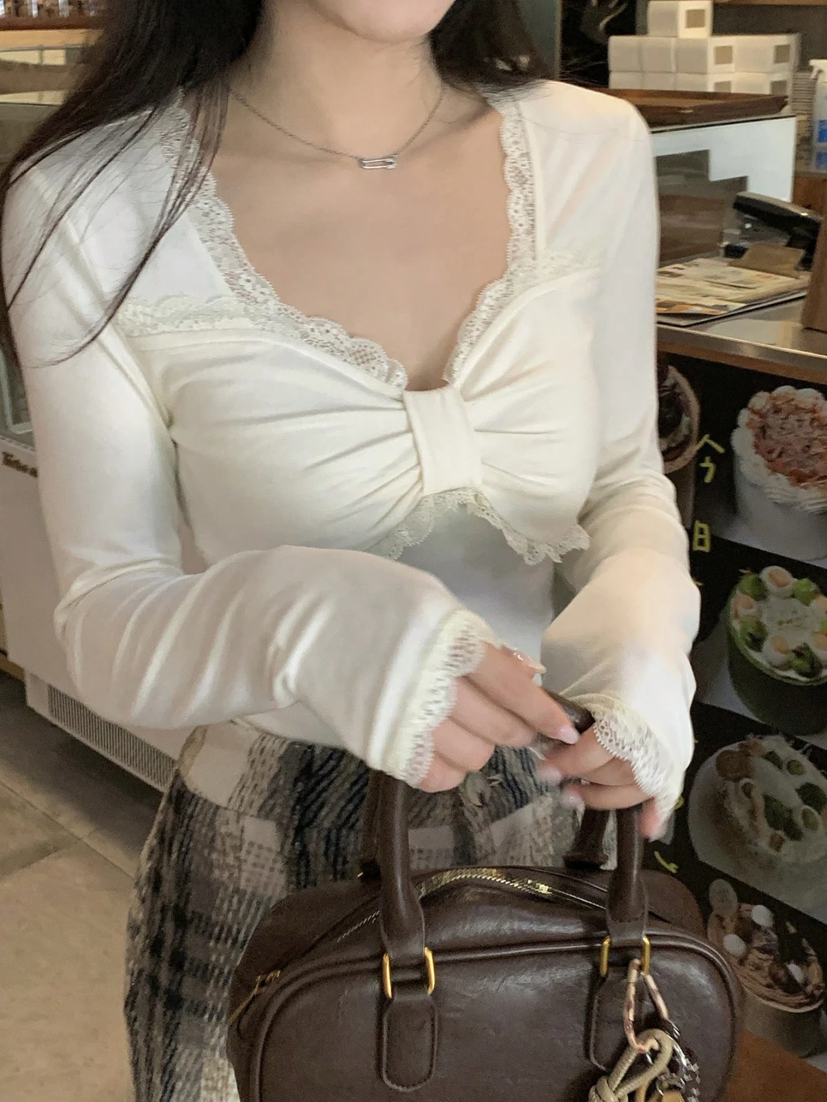 بلوزة بأكمام طويلة ودانتيل