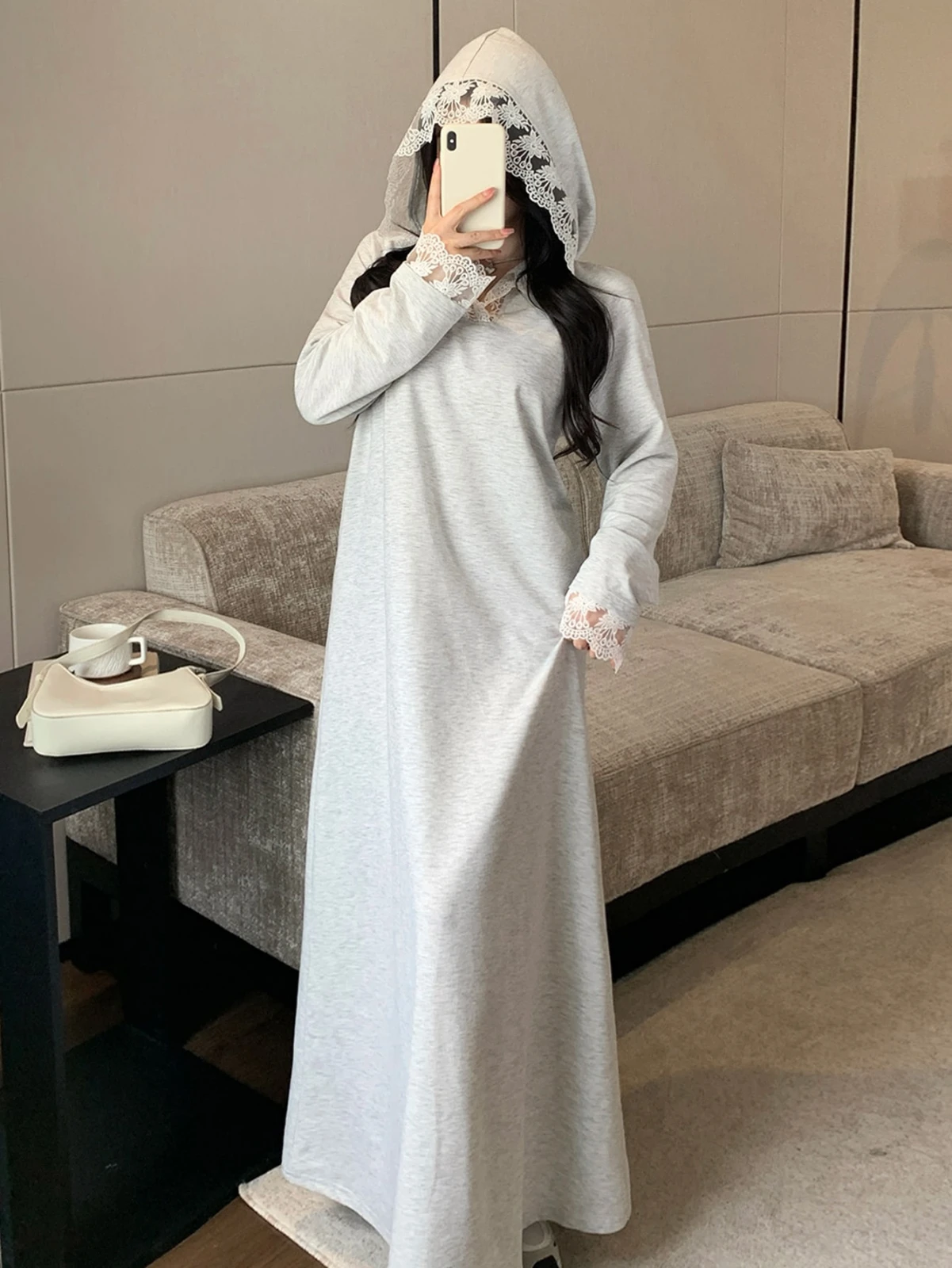 جلابية بقبعة ودانتيل