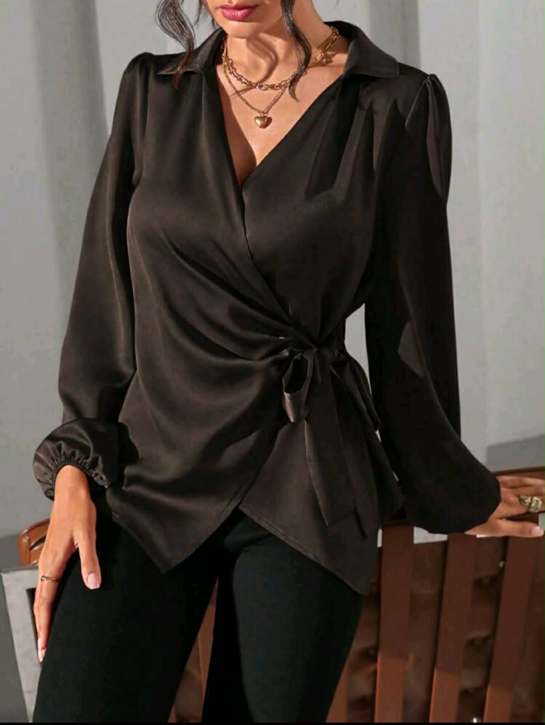 بلوزة ساتان سوداء
